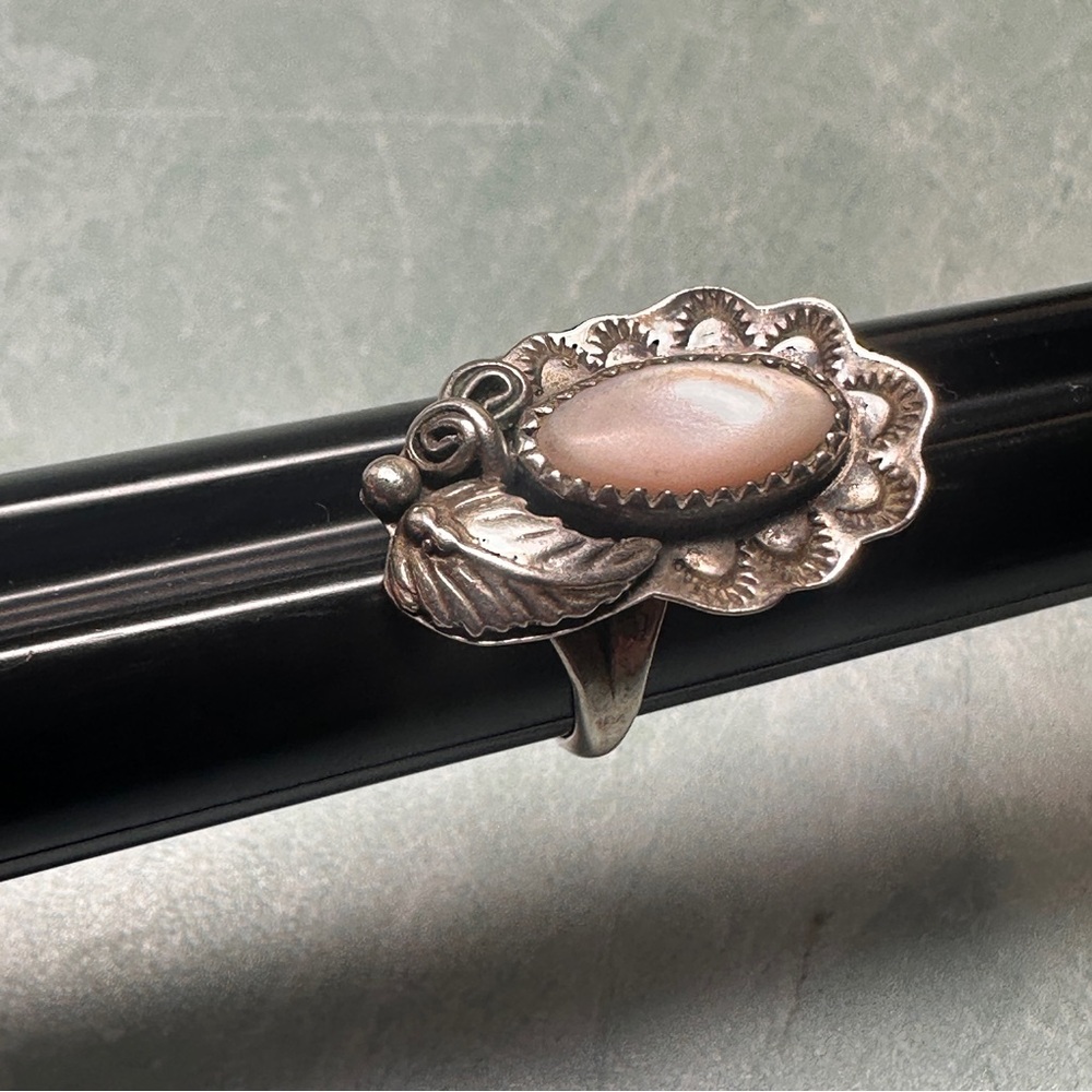 Vintage sterling silver ring with pink mother of pearl oval stone leaf southwest - Picture 8 of 8